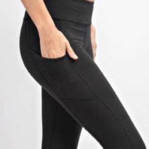 ONLY SZ SM NEW Black Capri length yoga leggings with pockets